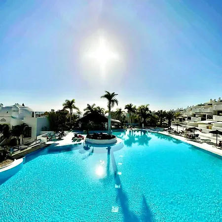 3 Bedroom, Heated Pool, Free Parking Costa Adeje (Tenerife)